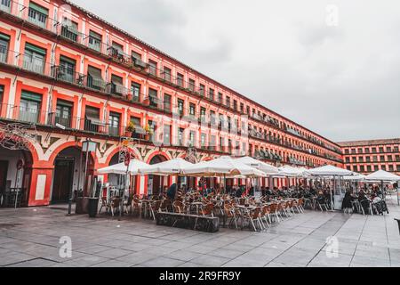 Cordoue, Espagne - 25 février 2022 : vue sur la célèbre place Corredera, Plaza de la Corredera à Cordoue, Espagne. La plaza est une place rectangulaire, un o Banque D'Images