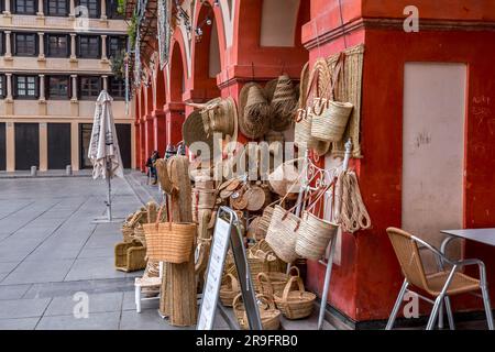 Cordoue, Espagne - 25 février 2022 : objets en osier en vente sur la place Corredera à Cordoue, Espagne. Banque D'Images