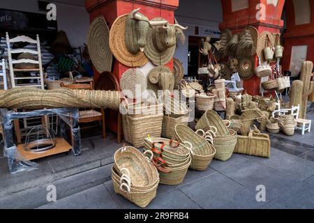 Cordoue, Espagne - 25 février 2022 : objets en osier en vente sur la place Corredera à Cordoue, Espagne. Banque D'Images