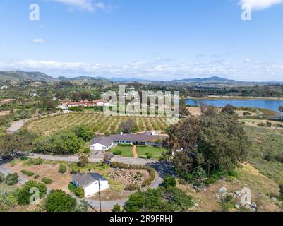 Vue aérienne sur le paysage de la vallée verdoyante de Rancho Santa Fe à San Diego, Californie, États-Unis Banque D'Images