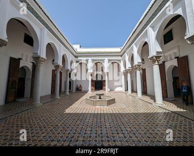 Belle cour blanche du musée Kasbah à Tanger, Maroc Banque D'Images