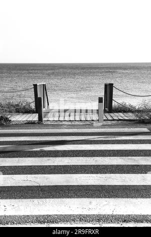 Route de croisement de la Crosswalk sur le chemin de la plage à Cabo de Gata, Almeria, Espagne Banque D'Images