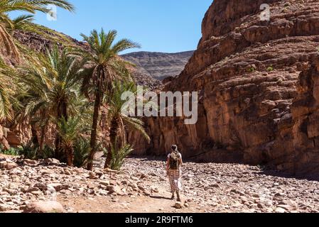 Randonnée dans le magnifique paysage de la vallée du Draa près du village de Tizgui, au Maroc Banque D'Images