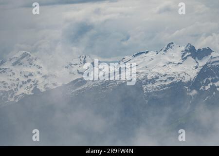 Mont Hoher Kasten, Saint-Gall, Suisse, 20 mai 2023 vue majestueuse sur la montagne avec des sommets enneigés par une journée nuageux Banque D'Images