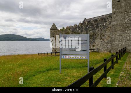 Château de Parke, Kilmore, comté de Leitrim, Irlande. Avant du avec carte d'information. Banque D'Images