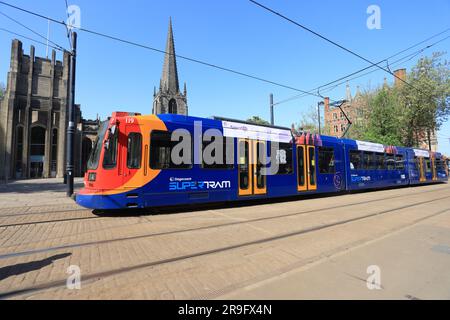 Le Sheffield Supertram à l'arrêt Cathedral dans la ville, fait partie d'un réseau couvrant Sheffield & Rotherham, South Yorkshire, Royaume-Uni Banque D'Images