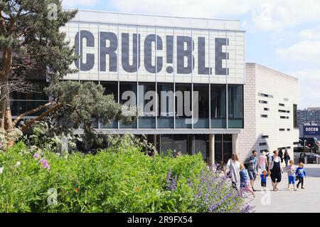 Crucible Theatre, Sheffield, dans le Yorkshire du Sud, qui accueille régulièrement des productions mais est surtout connu pour accueillir le Championnat du monde de Snooker annuel. Banque D'Images