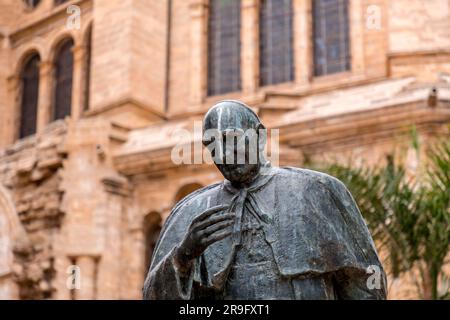 Statue du Cardinal Herrera Oria à la façade arrière de la Cathédrale de Malaga, Malaga, Espagne. Banque D'Images