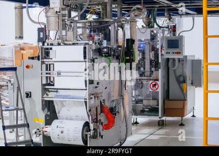 Machine d'emballage, d'ensachage et d'empilage du café. Banque D'Images