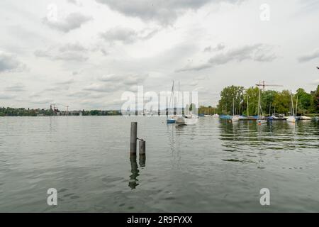 Zurich, Suisse, 9 mai 2023 petits bateaux sur la côte du lac de Zurich Banque D'Images