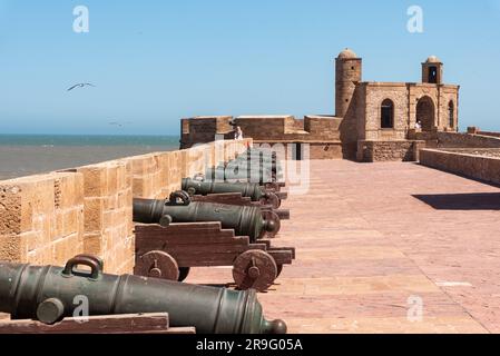 Le bastion d'Essaouira avec ses canons de bronze médiévaux, au Maroc Banque D'Images