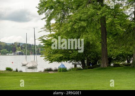 Zurich, Suisse, 9 mai 2023 petits bateaux sur la côte du lac de Zurich Banque D'Images