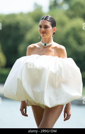 Paris, France. 26th juin 2023. Kendall Jenner marche sur la piste pendant le salon de la mode Jacquemus dans le cadre de la semaine de la mode à Paris, en France, sur 26 juin 2023. Photo d'Aurore Marechal/ABACAPRESS.COM crédit: Abaca Press/Alay Live News Banque D'Images