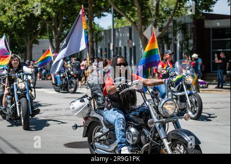 Photo d'une femme afro-américaine à bord d'une moto au début et de la traditionnelle « digues à vélo » faisant partie du défilé annuel de la Sacramento Pride. Banque D'Images