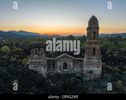 Les ruines du volcan Paricutine situé sur un paysage rocheux entouré de verdure luxuriante Banque D'Images