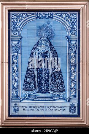 Grenade, Espagne - 26 février 2022 : représentation religieuse de la Vierge Marie sur une fresque en céramique dans une rue de Grenade. Banque D'Images