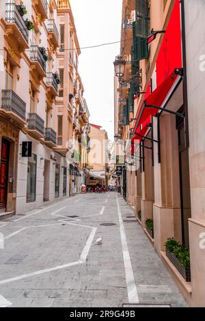 Malaga, Espagne - 27 FÉVRIER 2022: Vue sur la rue et architecture générique à Malaga, Andalousie, Espagne. Banque D'Images