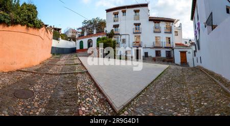 Grenade, Espagne - 22 février 2022: Architecture générique et vue sur la rue dans la ville historique de Grenade dans la région autonome d'Andalousie, SPAI Banque D'Images