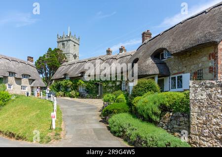 Chaumières et All Saints' Church, Godshill, île de Wight, Angleterre, Royaume-Uni Banque D'Images