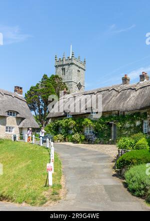 Chaumières et All Saints' Church, Godshill, île de Wight, Angleterre, Royaume-Uni Banque D'Images