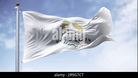 Paris, FR, 23 mai 2023 : le drapeau des Jeux Olympiques de Paris 2024 agitant dans le vent. Événement sportif international à venir. Illustration éditorial 3D Ill Banque D'Images