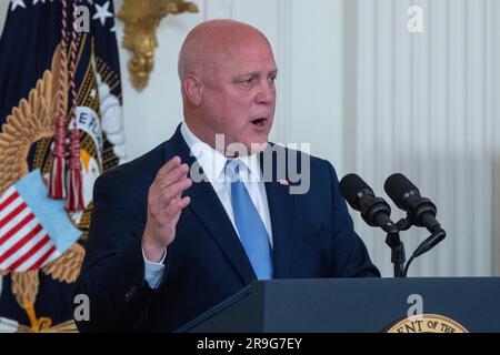 Washington, Vereinigte Staaten. 26th juin 2023. Mitch Landrieu, conseiller principal de la Maison Blanche, parle de l'annonce de l'infrastructure Internet haut débit de Administrations dans la salle est de la Maison Blanche à Washington, DC, lundi, 26 juin 2023. Crédit: Ken Cedeno/Pool via CNP/dpa/Alay Live News Banque D'Images