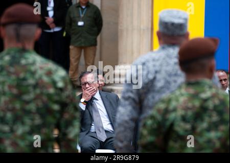 Bogota, Colombie. 26th juin 2023. Le président colombien Gustavo Petro lors de la cérémonie d'honneur aux soldats et autochtones qui ont aidé au sauvetage des enfants disparus pendant l'opération Esperanza, à Bogota, Colombie, 26 juin 2023. Photo de: CHEPA Beltran/long Visual Press crédit: Long Visual Press/Alay Live News Banque D'Images