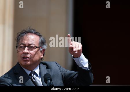 Bogota, Colombie. 26th juin 2023. Le président colombien Gustavo Petro lors de la cérémonie d'honneur aux soldats et autochtones qui ont aidé au sauvetage des enfants disparus pendant l'opération Esperanza, à Bogota, Colombie, 26 juin 2023. Photo de: CHEPA Beltran/long Visual Press crédit: Long Visual Press/Alay Live News Banque D'Images