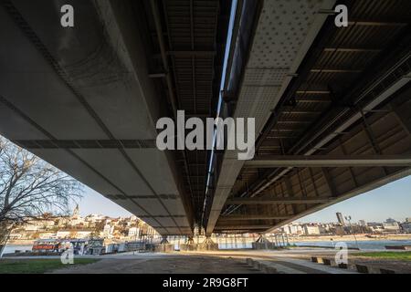 Photo du pont de Branko vu d'en dessous avec les clubs de splav et les gratte-ciel de belgrade. Aussi connu sous le nom de Brankov Most, est le deuxième plus grand pont de Belg Banque D'Images