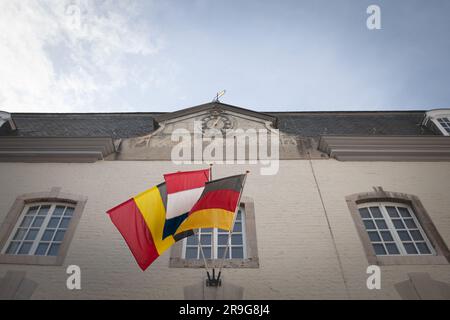 Photo des drapeaux néerlandais, belge et allemand à l'hôtel de ville de Vaals aux pays-bas. Il fait partie de l'Eurorégion Meuse Rhin. L'Eurorégion Meuse-Rhin, Banque D'Images