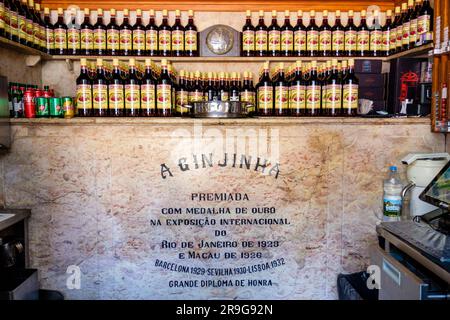 Bouteilles de liqueur de cerise aigre Ginjinha sur étagère, à l'intérieur D'Un bar Ginginha, Largo de São Domingos, Praça de São Domingos, Rossio, Lisbonne, Portugal Banque D'Images