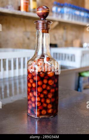 Bouteille de liqueur de cerise aigre Ginjinha, A Ginginha Bar, Largo de São Domingos, Praça de São Domingos, Rossio, Lisbonne, Portugal Banque D'Images