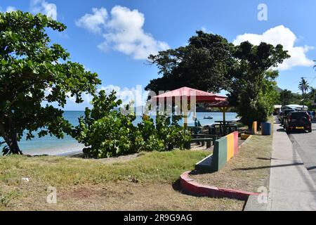 Hillsborough Bay le long de la côte et main Street à Hillsborough, Carriacou Banque D'Images