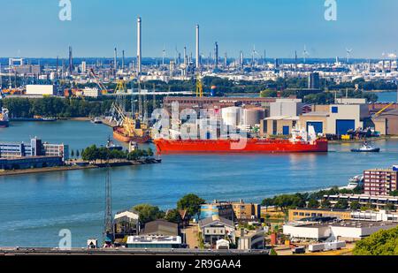 Vue de drone sur le port de la mer de Rotterdam à l'embouchure des rivières Rhin et Meuse le jour d'été Banque D'Images