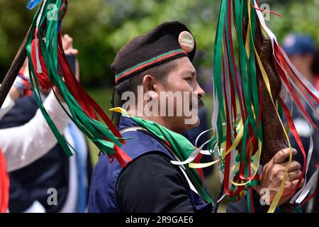 Bogota, Colombie. 26th juin 2023. Des membres de la garde indigène colombienne pendant la cérémonie d'honneur aux soldats et autochtones qui ont aidé au sauvetage des enfants disparus pendant l'opération Esperanza, à Bogota, Colombie, 26 juin 2023. Photo par: Cristian Bayona/long Visual Press crédit: Long Visual Press/Alay Live News Banque D'Images