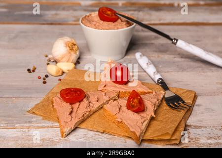 Sandwichs avec délicieux pâté et épices sur fond de bois clair Banque D'Images