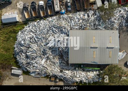 Vue aérienne d'une grande pile de ferraille de métal d'aluminium provenant de maisons brisées après que l'ouragan Ian a balayé la Floride. Recyclage des pièces cassées du mobile Banque D'Images