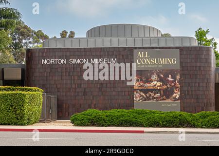 Pasadena, CA, Etats-Unis - 8 juin 2023 : façade du musée d'art Norton Simon sur W. Colorado Blvd, situé dans un parc vert sous un paysage bleu. Tous les exposants consommateurs Banque D'Images
