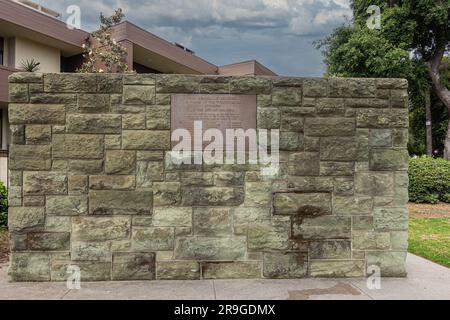 Pasadena, CA, Etats-Unis - 8 juin 2023: Gros plan du mur commémoratif des fondateurs de la ville dans des roches sculptées et carrées dans le parc Defenders Banque D'Images