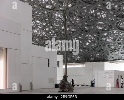 Patio intérieur et plafond du Musée du Louvre Abu Dhabi, Émirats Arabes Unis Banque D'Images