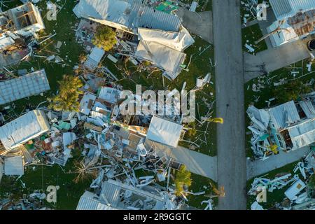 L'ouragan a détruit les toits des maisons de banlieue dans la zone résidentielle de la maison mobile en Floride. Conséquences des catastrophes naturelles Banque D'Images