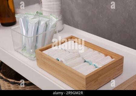 De nombreux tampons différents sur la table blanche près du mur gris Banque D'Images