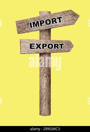 Import Export panneau de route en bois en forme de flèche sur fond jaune Banque D'Images
