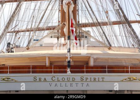 Une vue à l'arrière de l'esprit "Sea Cloud Spirit" un bateau de croisière de £78m avec un chef étoilé au guide Michelin, cabines de balcon, amarré à Gibraltar, avril 2023. Banque D'Images