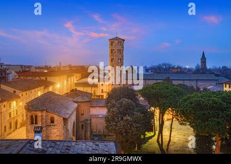 Ravenne, Italie ancienne ligne d'horizon historique avec la basilique de Sant'Apollinare Nuovo clocher. Banque D'Images