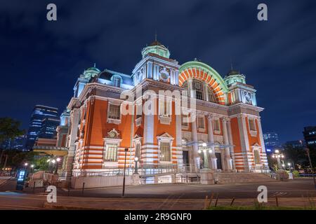 Osaka, Japon de Nakanoshima avec Osaka Central public Hall la nuit. Banque D'Images