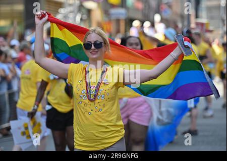 25 juin 2023 Toronto, Canada : des milliers de personnes se sont rassemblées au centre-ville de Toronto pour célébrer la fierté gay le 2023 mars, en marchant dans les rues principales de la ville pour soutenir la communauté LGBTTTIQ. On 25 juin 2023 à Toronto, Canada. (Credit image: © Arturo Hernandez/eyepix via ZUMA Press Wire) USAGE ÉDITORIAL SEULEMENT! Non destiné À un usage commercial ! Banque D'Images