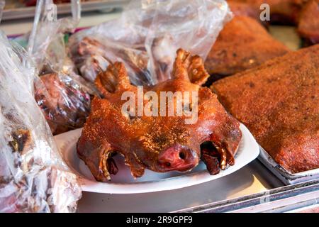 Porc de succion croustillant fraîchement cuit, un porc entier à la peau croustillante Banque D'Images