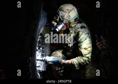 YIGO, Guam. (22 juin 2023) – les techniciens d'élimination des munitions explosives et les Sébataires de l'unité mobile d'élimination des munitions explosives (EODMU) Five, affectés au commandant de la Force opérationnelle (CTF) 75, effectuent une formation sur les compétences en conduite hors route dans un véhicule multiroues à haute mobilité (HMMWV). Au cours de la formation, les marins de l'EODMU-5 ont été confrontés à divers problèmes tels que l'évacuation des accidents, les communications, le remorquage et la réparation des pneus. Le FCT 75 exécute le commandement et le contrôle des forces de combat expéditionnaires de la Marine désignées dans la zone d’opérations de la flotte de 7th. Ils planifient et exécutent Naval Construction, Expe Banque D'Images