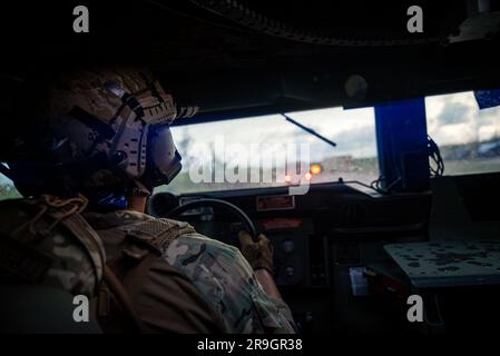 YIGO, Guam. (22 juin 2023) – les techniciens d'élimination des munitions explosives et les Sébataires de l'unité mobile d'élimination des munitions explosives (EODMU) Five, affectés au commandant de la Force opérationnelle (CTF) 75, effectuent une formation sur les compétences en conduite hors route dans un véhicule multiroues à haute mobilité (HMMWV). Au cours de la formation, les marins de l'EODMU-5 ont été confrontés à divers problèmes tels que l'évacuation des accidents, les communications, le remorquage et la réparation des pneus. Le FCT 75 exécute le commandement et le contrôle des forces de combat expéditionnaires de la Marine désignées dans la zone d’opérations de la flotte de 7th. Ils planifient et exécutent Naval Construction, Expe Banque D'Images